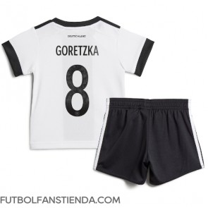 Alemania Leon Goretzka #8 Primera Equipación Niños Mundial 2022 Manga Corta (+ Pantalones cortos)